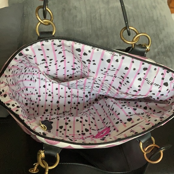 Med size Betsy Johnson zig zag pattern bag - Picture 4 of 4